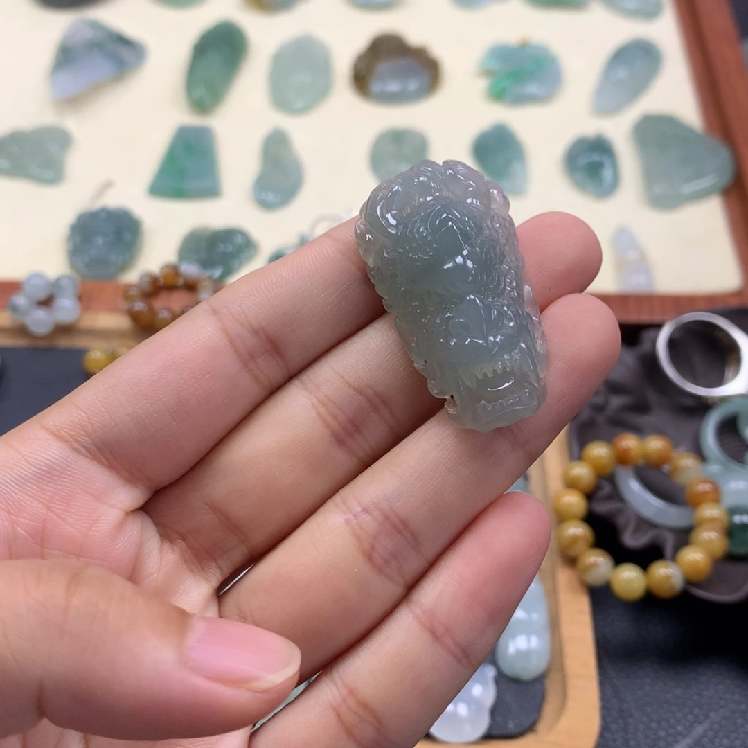 翡翠未镶嵌颈饰龙头