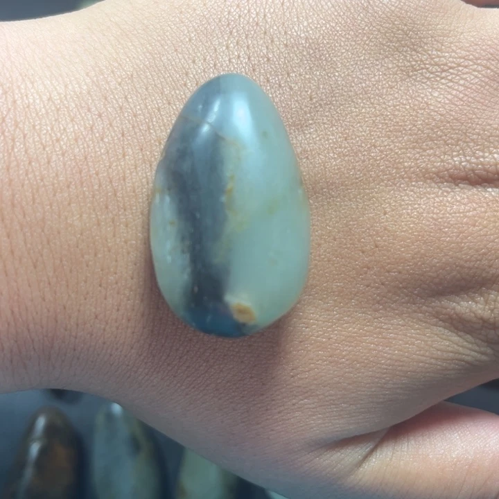 夕***红和田玉未镶嵌珠宝奇石