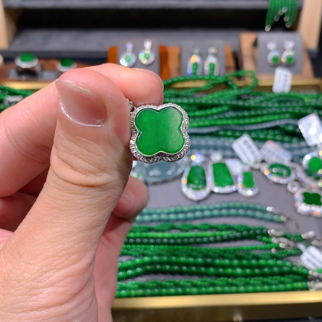 翡翠吊坠(赠链)未镶嵌天然