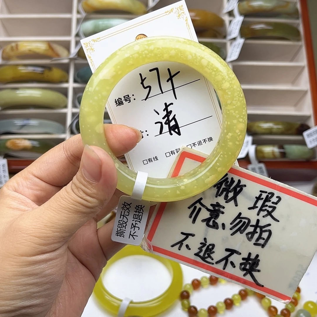吕***。蛇纹石玉未镶嵌手镯