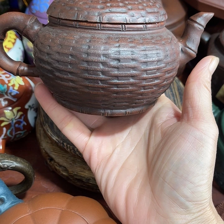 茶壶段泥原矿泥料手工制作的一把紫砂壶。