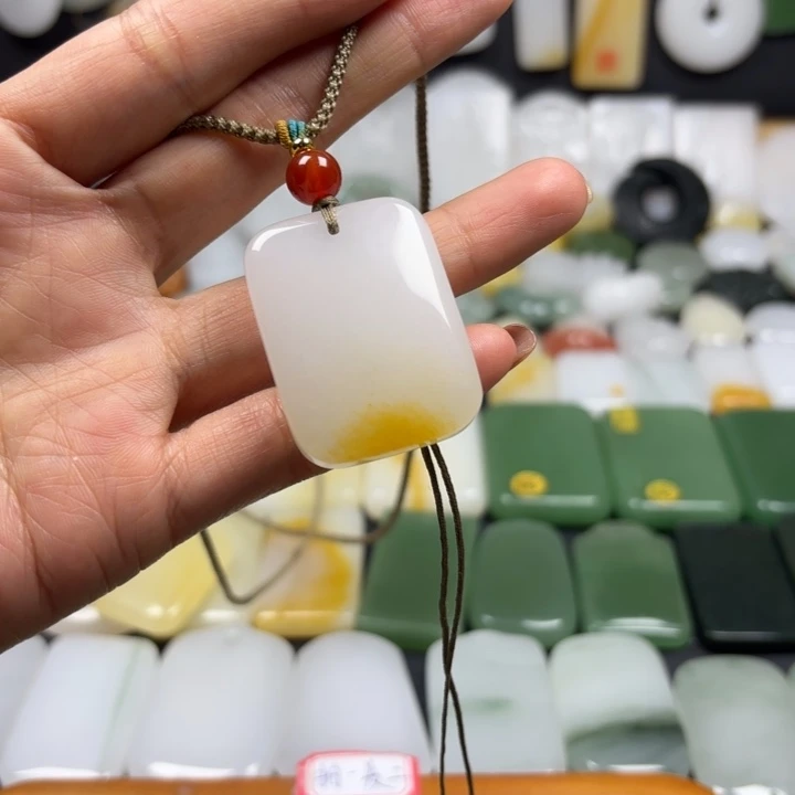 石英质玉（金丝玉）未镶嵌颈饰