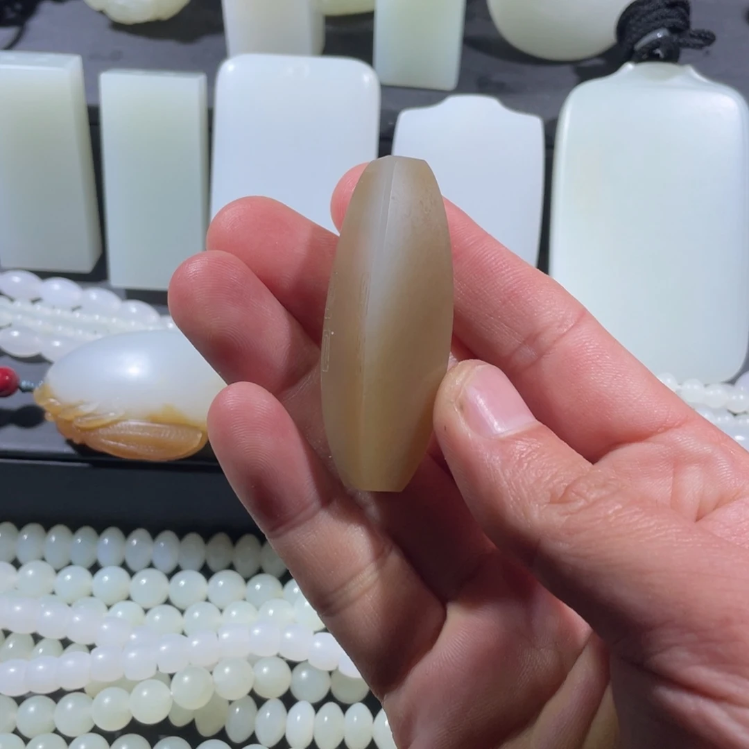 和田玉未镶嵌颈饰勒子