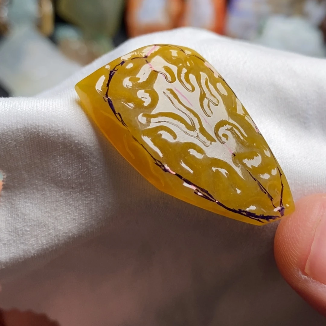 定制翡翠未镶嵌满黄随形