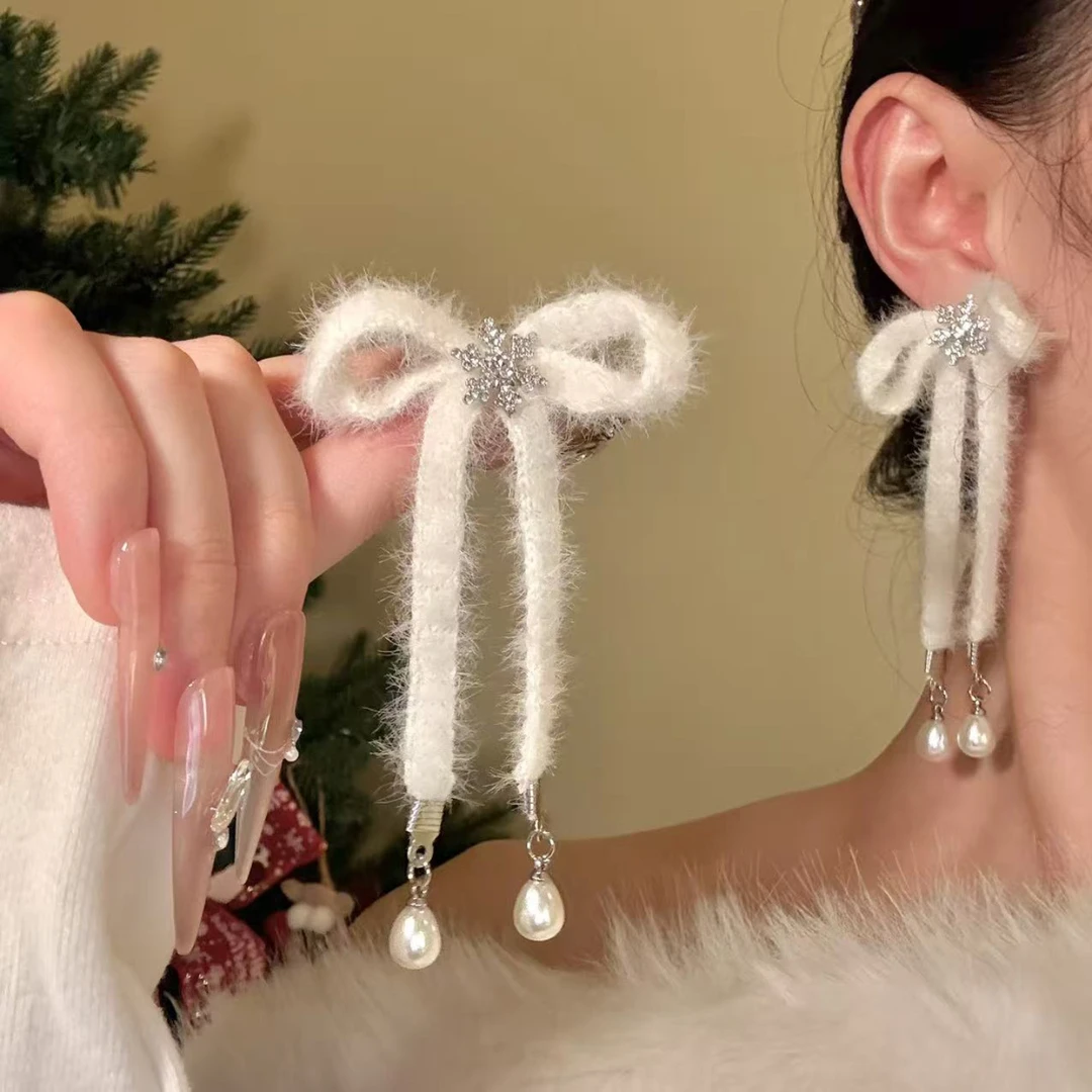 铜合金耳饰 圣诞雪花毛绒蝴蝶结耳钉时尚轻奢高级感气质百搭耳饰