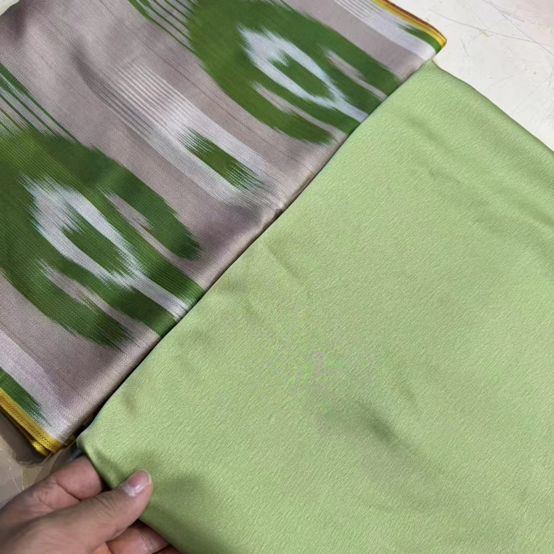 艾特莱斯一套  بىر تو ئەتلەس