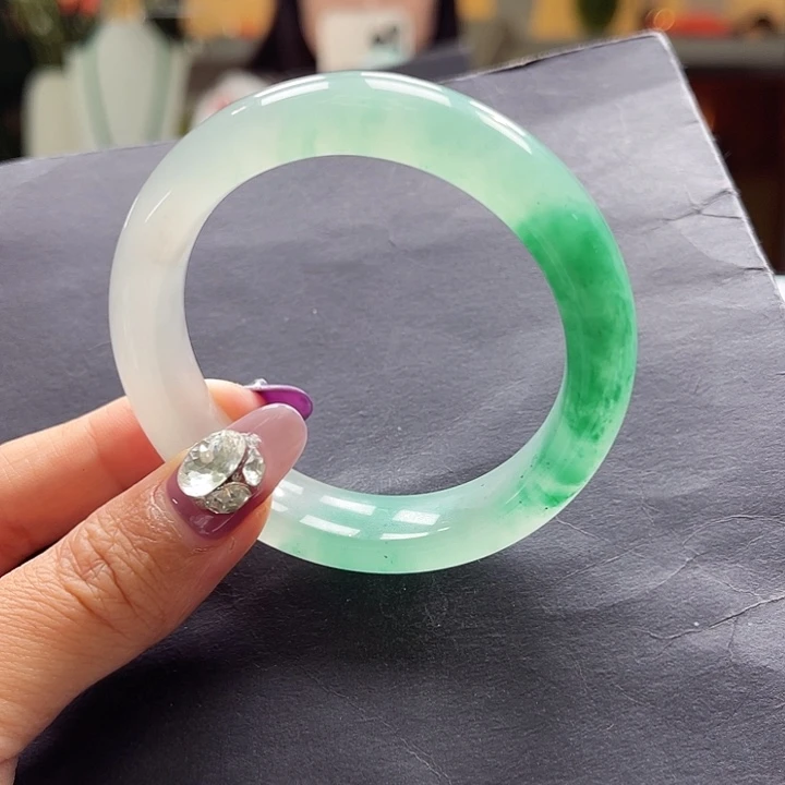 ****石英质玉手镯未镶嵌