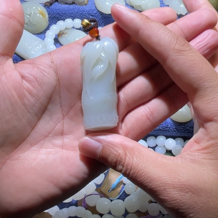 和田玉颈饰未镶嵌乔**鸽