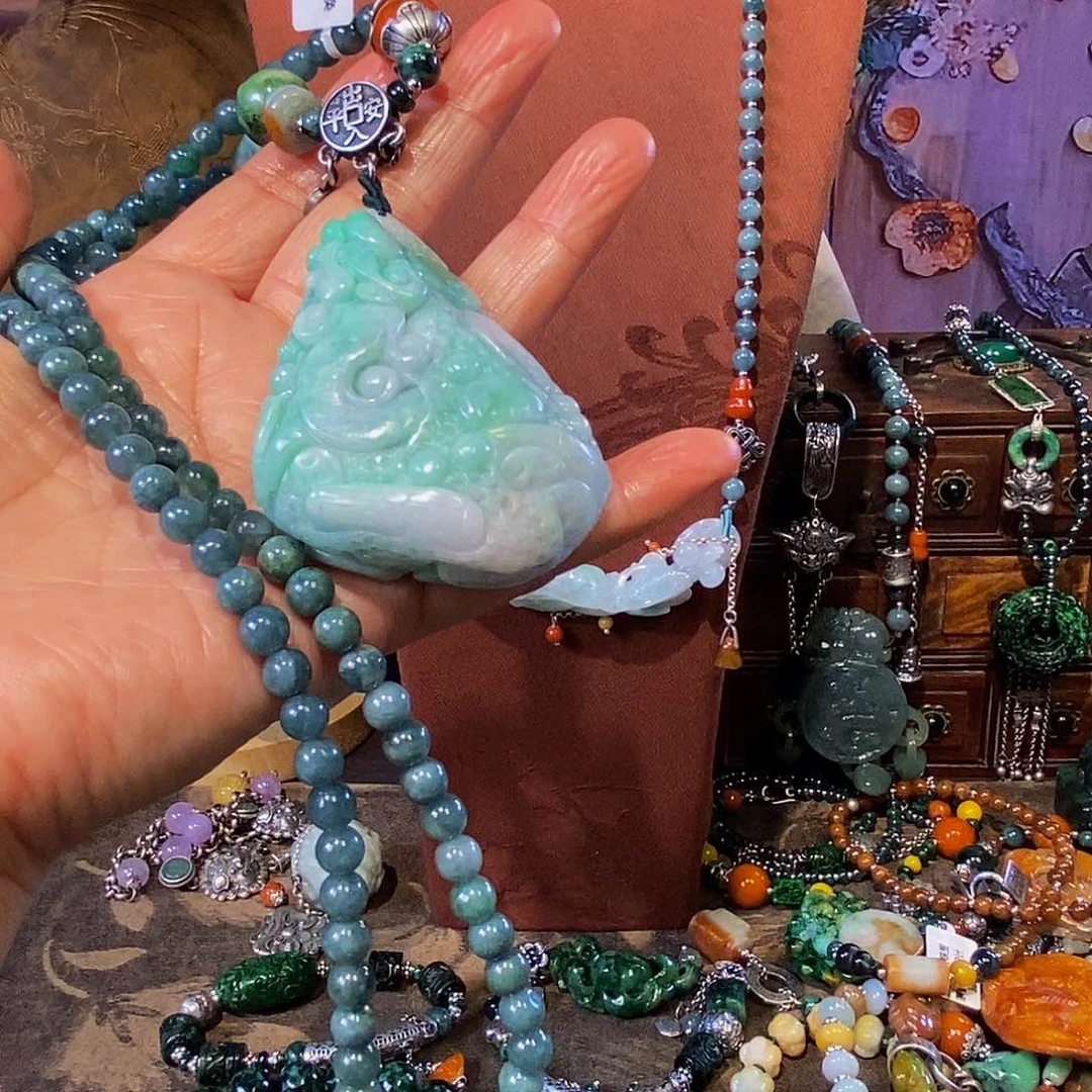 翡翠未镶嵌吊坠(赠链)