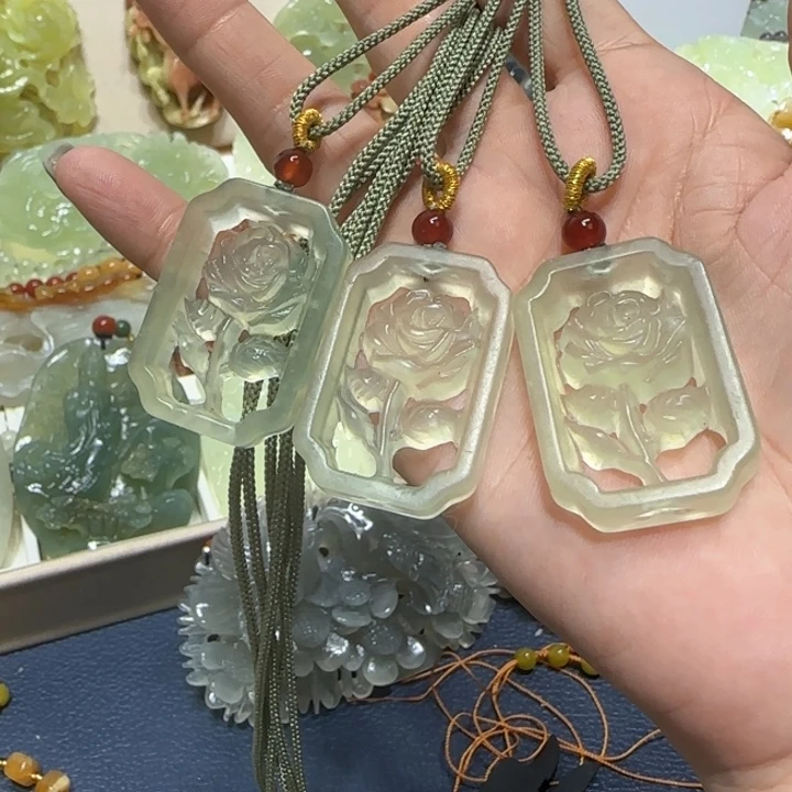 未镶嵌蛇纹石玉吊坠