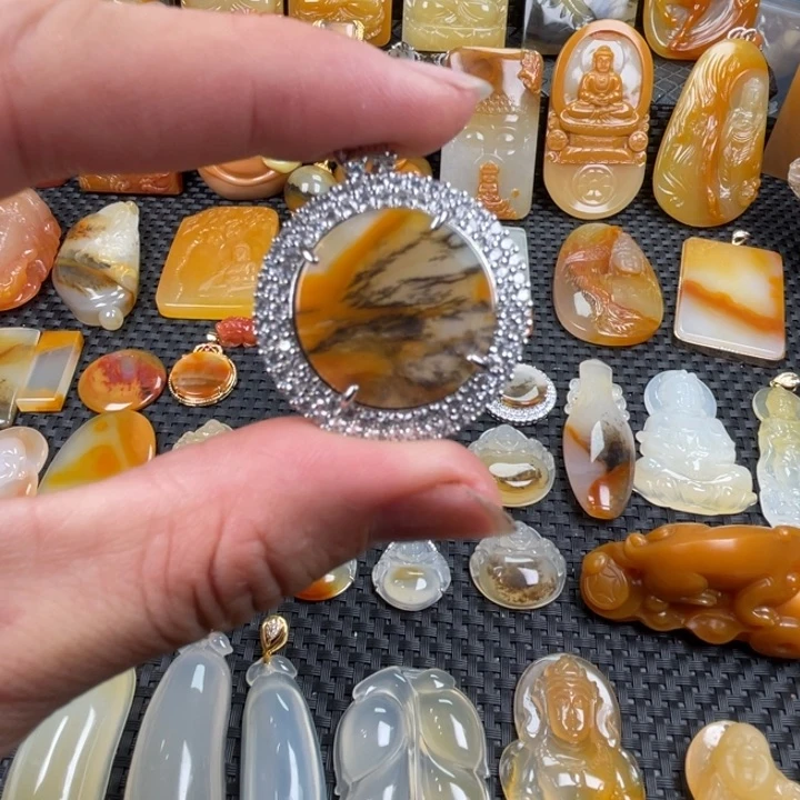 石英质玉（黄龙玉）未镶嵌颈饰