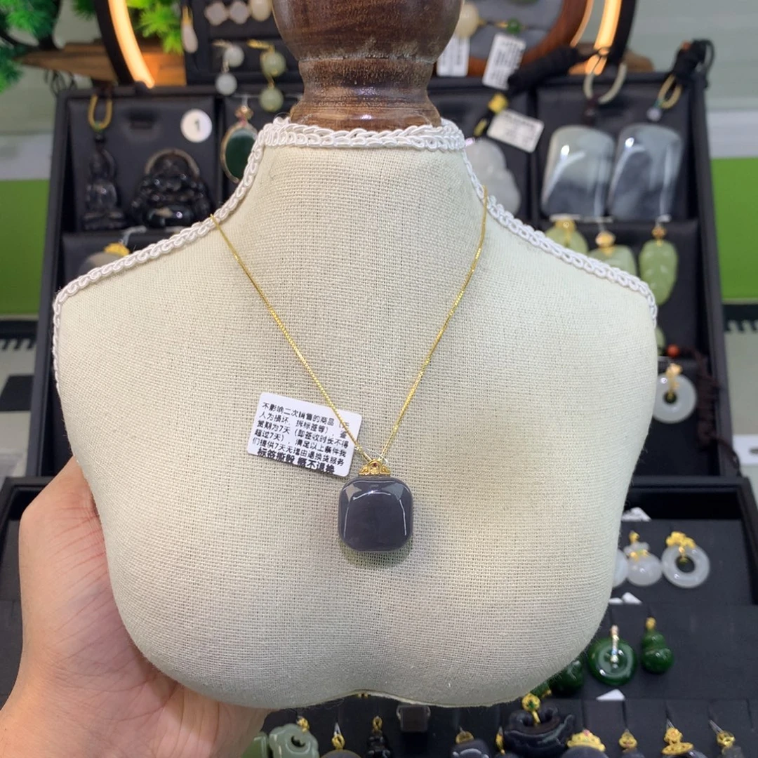 和田玉18K金镶嵌吊坠(赠链)