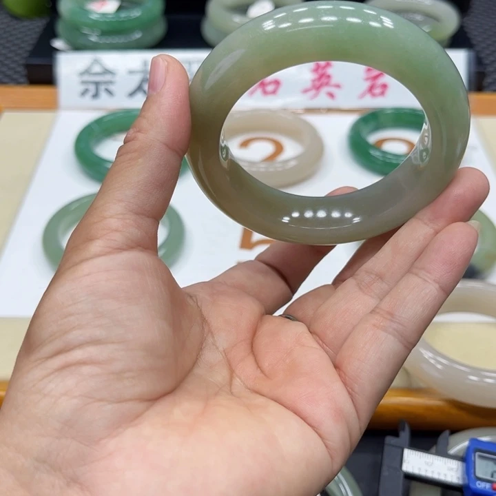 石英质玉手镯未镶嵌光****梭