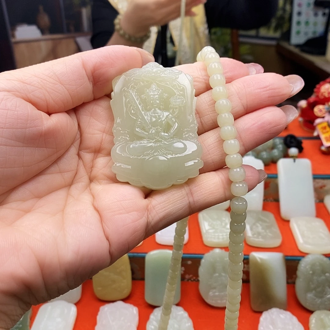 小***学和田玉未镶嵌颈饰