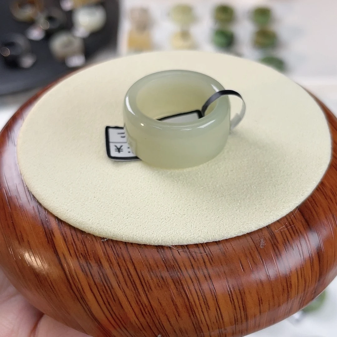 和田玉未镶嵌戒指l36 浅绿圆切。18.5 不退换