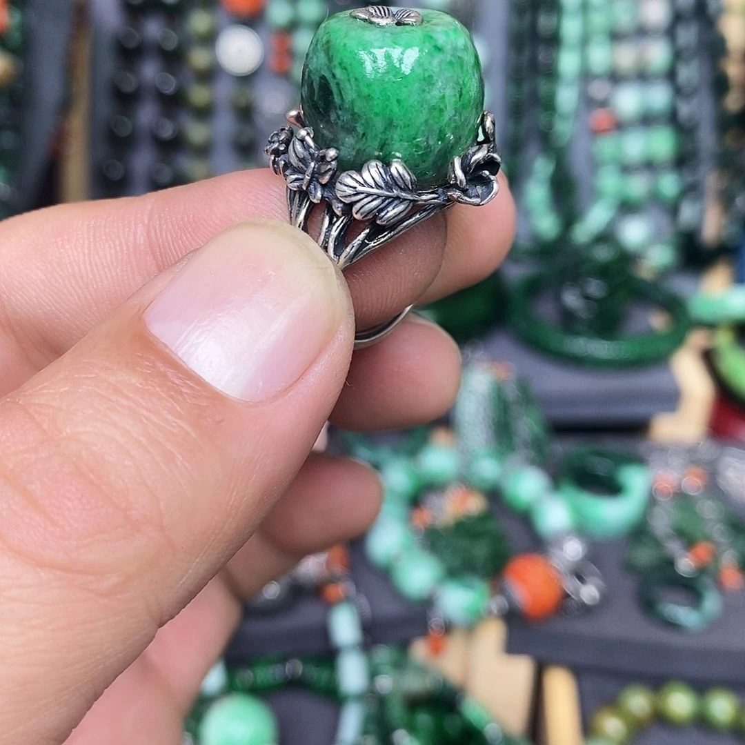 未镶嵌戒指翡翠漂亮美眉