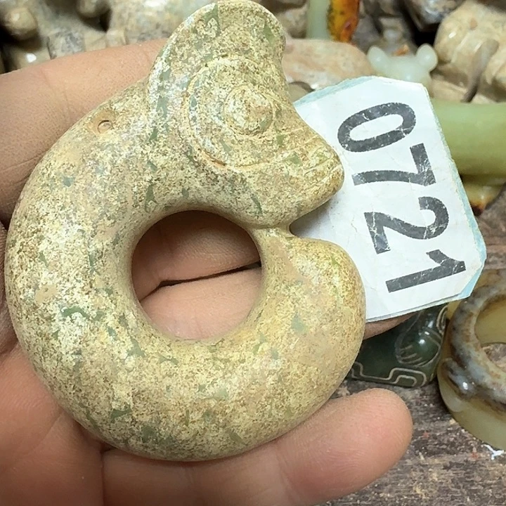 蛇纹石玉颈饰未镶嵌