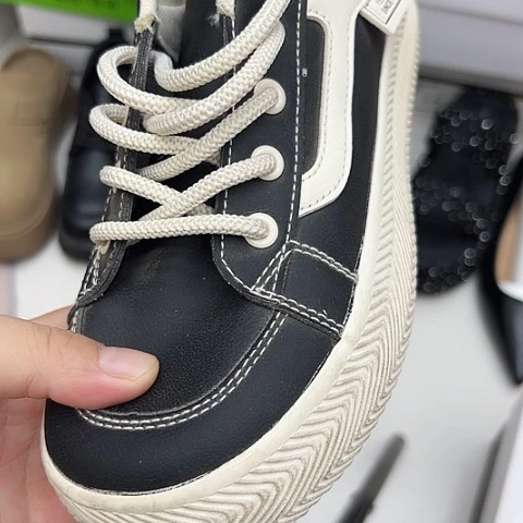 也牌的贴皮牛皮休闲鞋36-40码