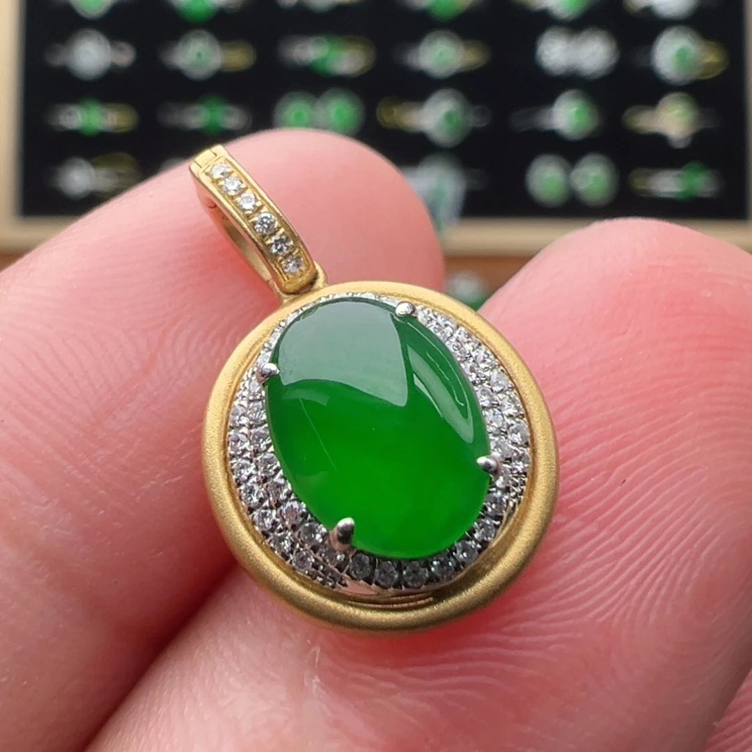 翡翠18K金镶嵌颈饰蛋面8.4