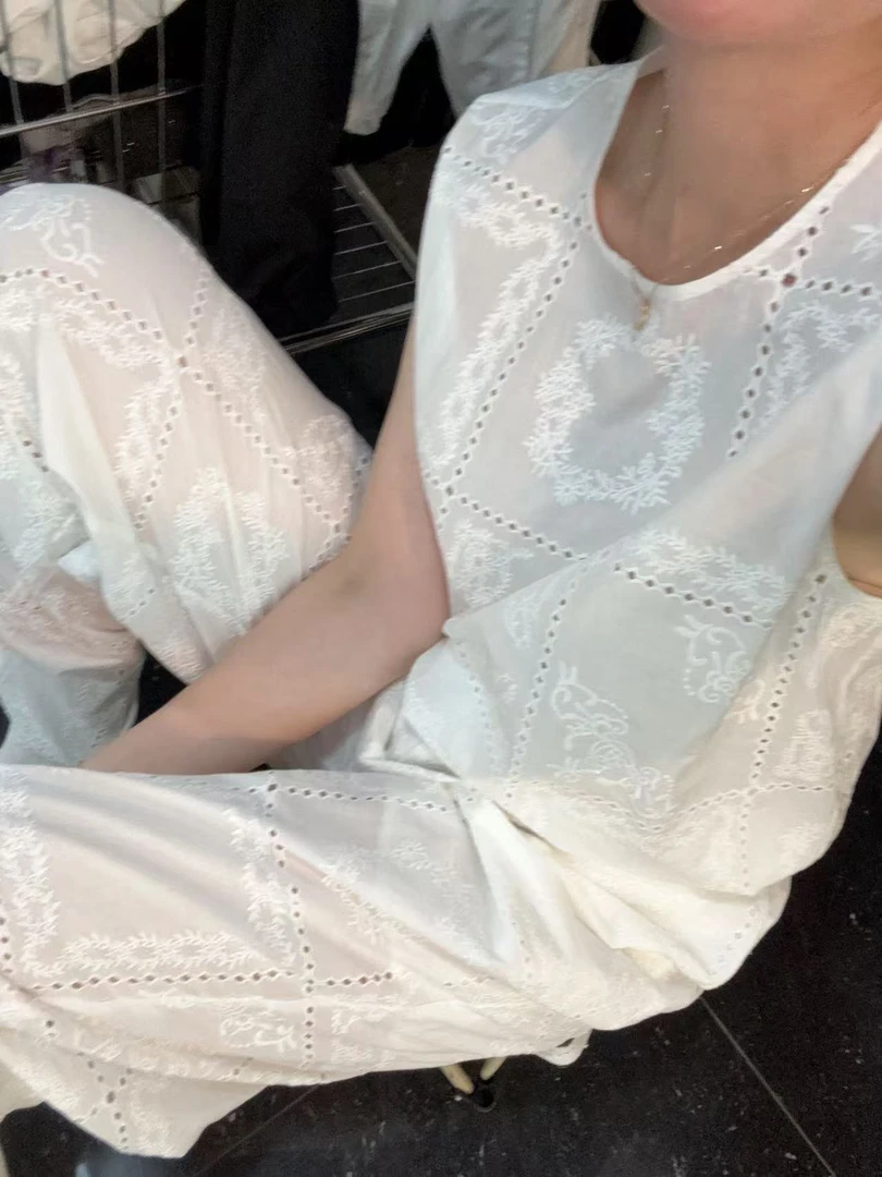 夏季新款镂空花纹面料无袖上衣，法式复古风格设计老钱风一款半袖