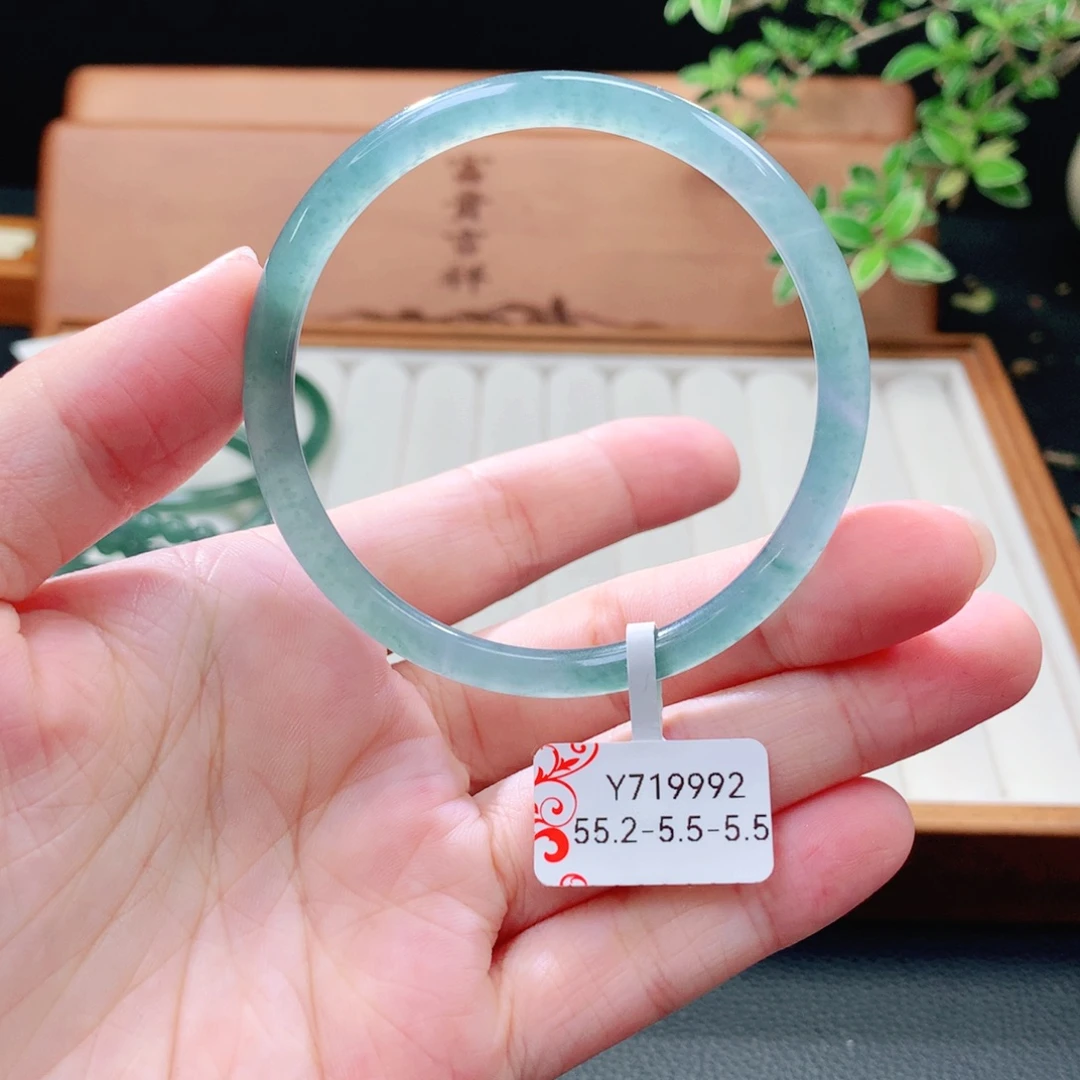翡翠未镶嵌手镯（圆镯）