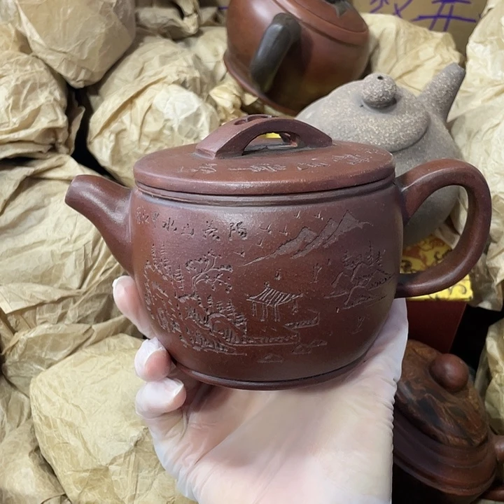 紫砂茶壶原矿泥料，手工制作的一把紫砂壶。