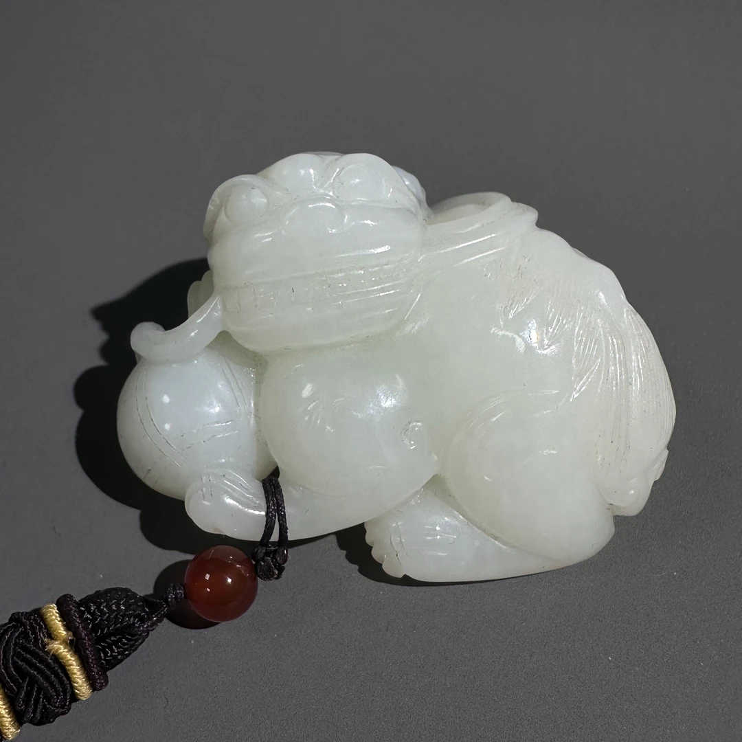 清代和田玉瑞兽把件