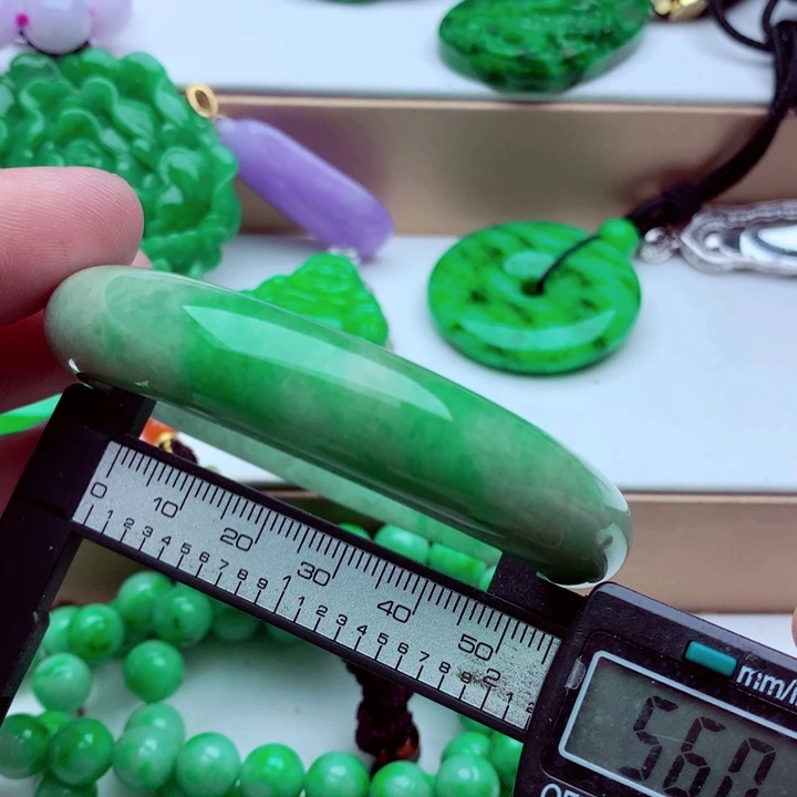 翡翠未镶嵌手镯……