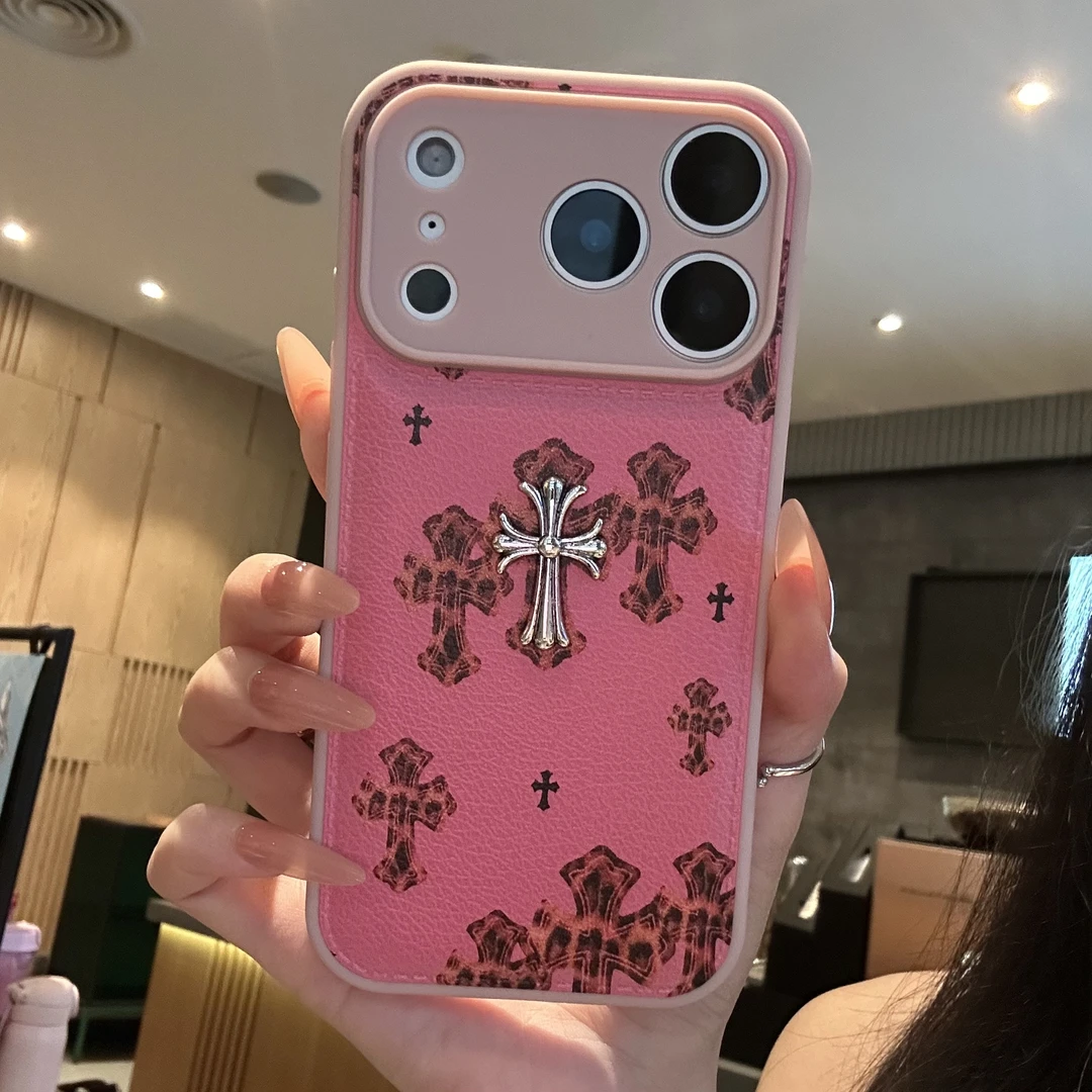 BANCA粉皮纹十字架公仔适用苹果17/16手机壳小米15vivo华为oppo