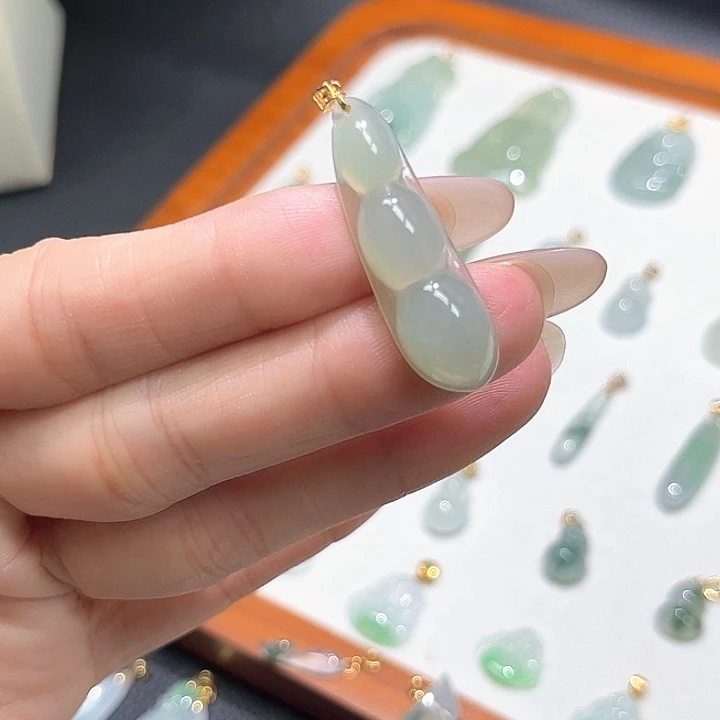 颈饰18K金镶嵌翡翠