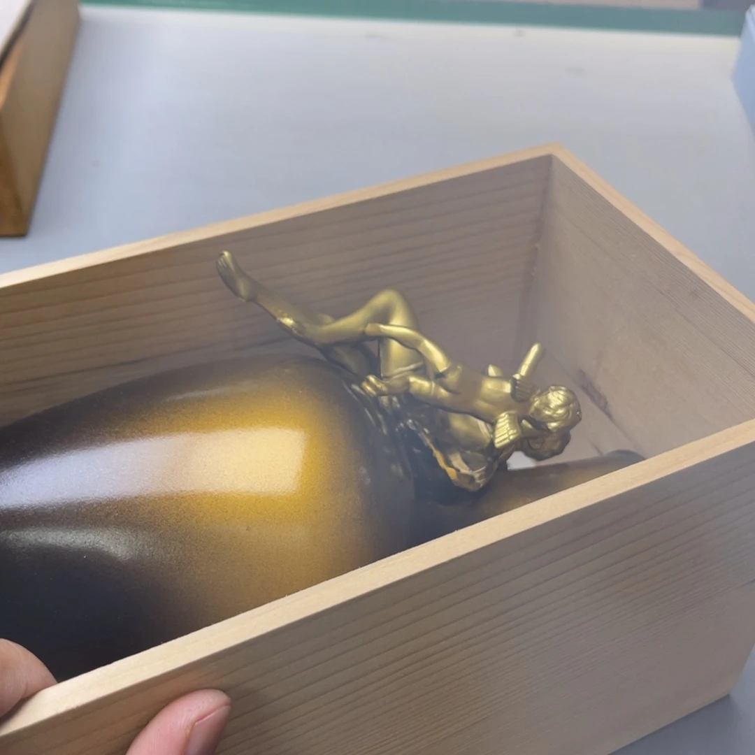 光***者瓷片密密麻麻地铺满一