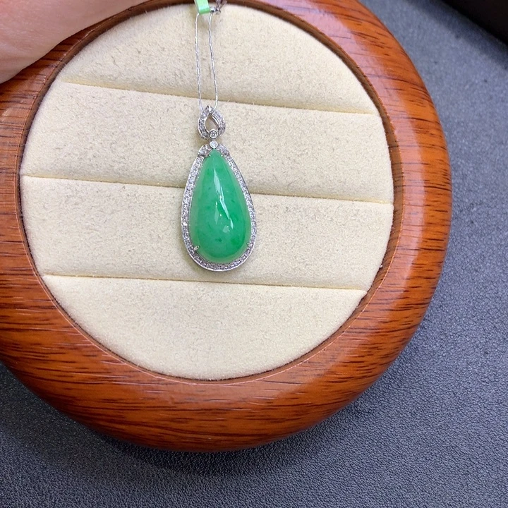 翡翠18K金镶嵌颈饰翡翠