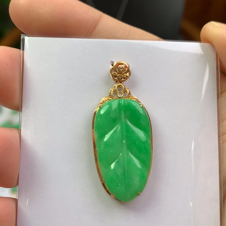 翡翠18K金镶嵌颈饰翡翠吊坠