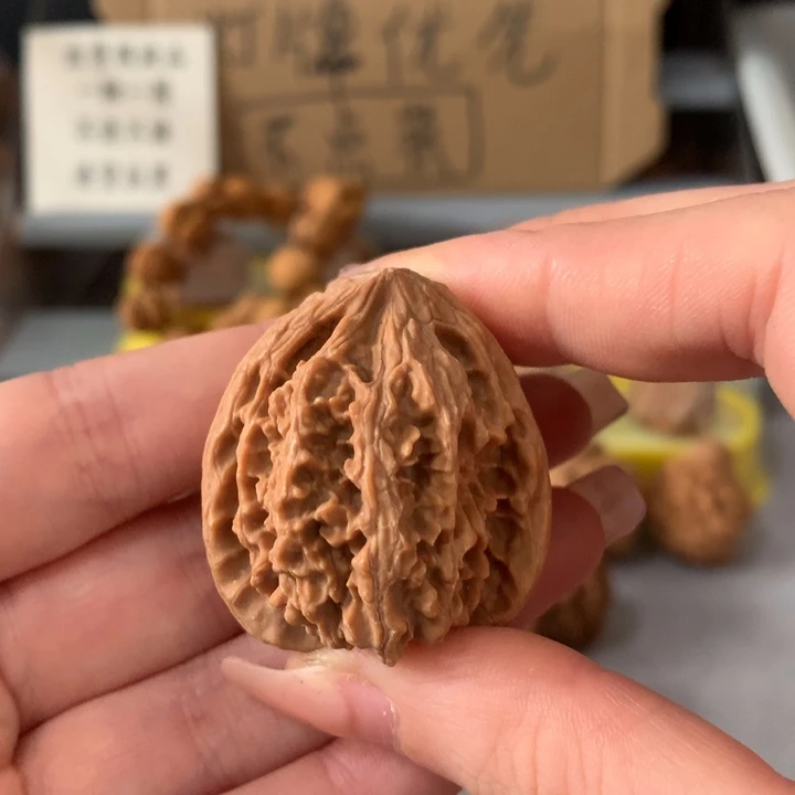 阳***烂吊坠文玩核桃异形单只，有瑕疵