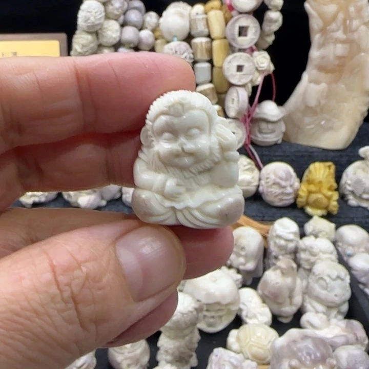 非金属配饰鹿角雕刻小猴