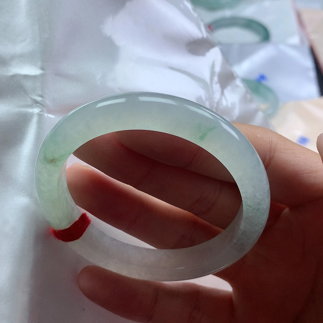 翡翠手镯未镶嵌翡翠