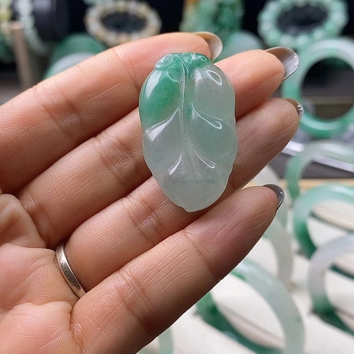 石英质玉（非洲翠）未镶嵌颈饰