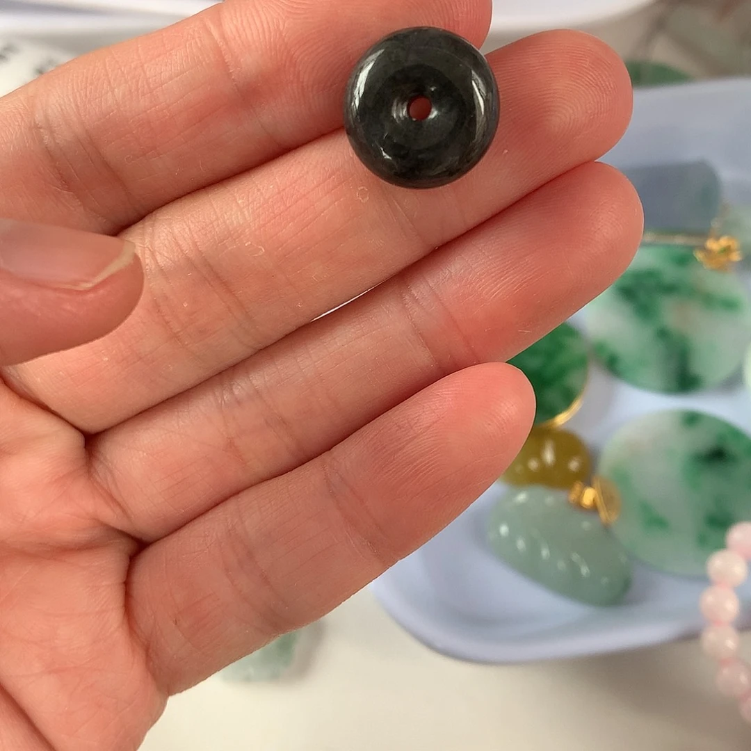 翡翠颈饰未镶嵌ღ****?平安扣