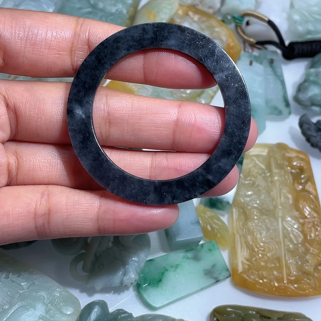 翡翠未镶嵌颈饰你