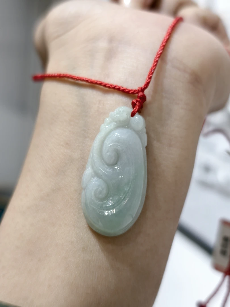 缅甸翡翠A货种浅绿如意挂件带证书