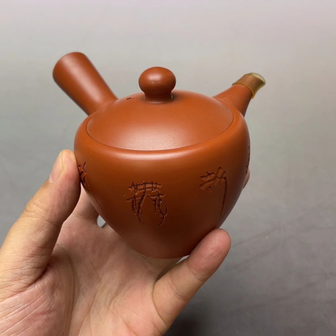 瓷片密密麻麻地铺满一