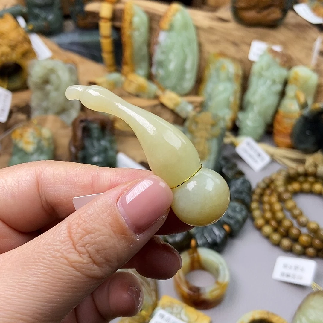 岫岩老玉（透闪石质玉）挂坠未镶嵌