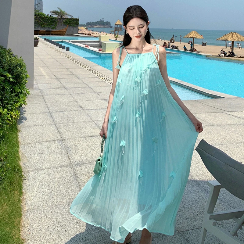 薄荷绿吊带连衣裙女夏季新款海边度假风沙滩裙羽毛压褶显瘦长裙子