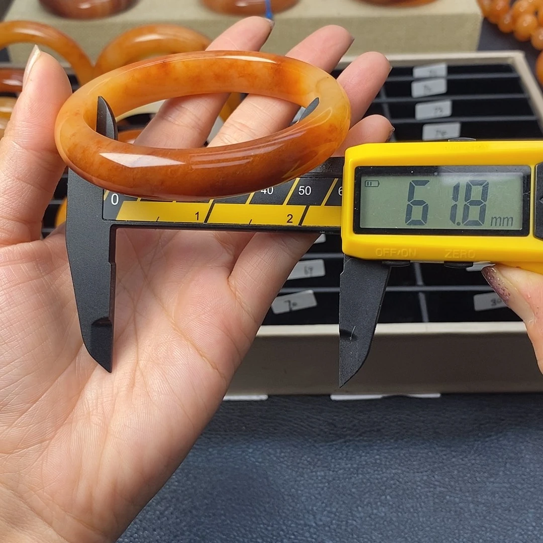 未镶嵌石英质玉（黄龙玉）手镯61号