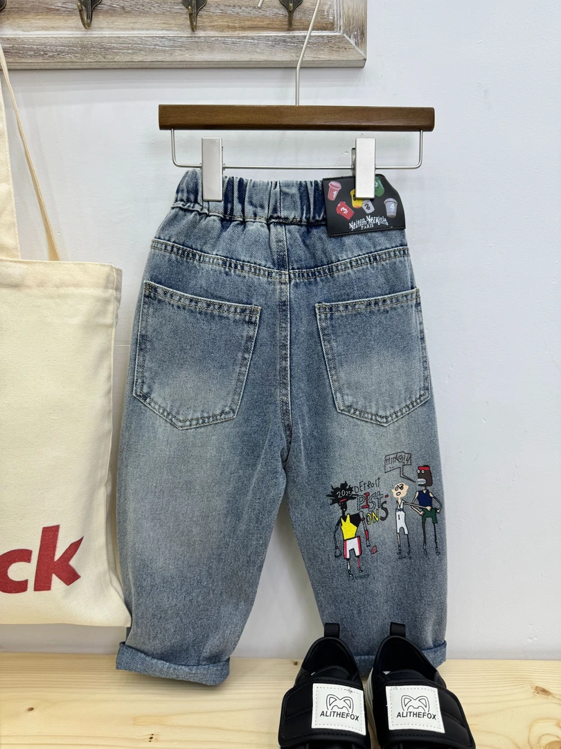 2025款春季新款百搭韩版宽松老爹裤(小人卡通印花）牛仔裤(A8009)