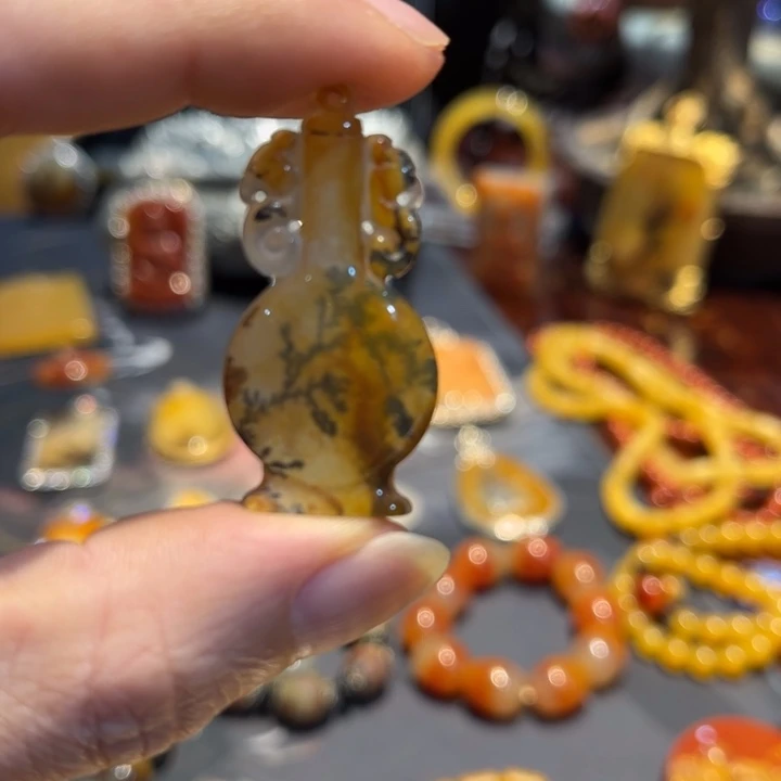 未镶嵌石英质玉（黄龙玉）颈饰