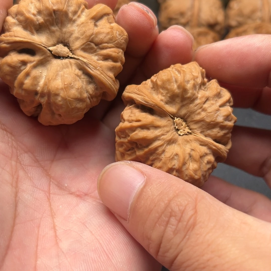 如***水文玩核桃吊坠文玩核桃吊坠白使着