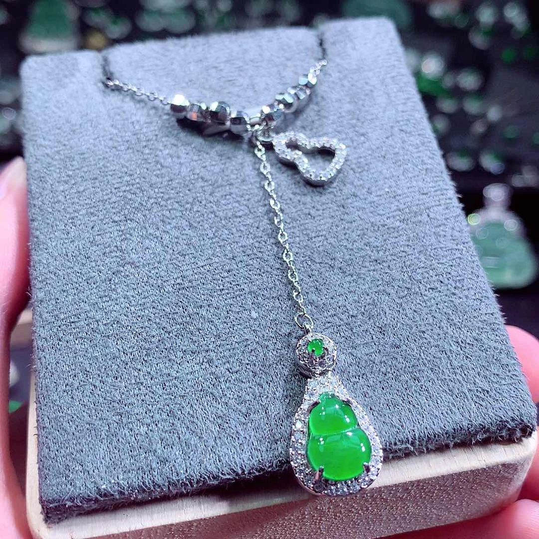 翡翠未镶嵌颈饰挂件