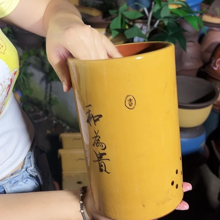 精品黄荷花笔筒小号