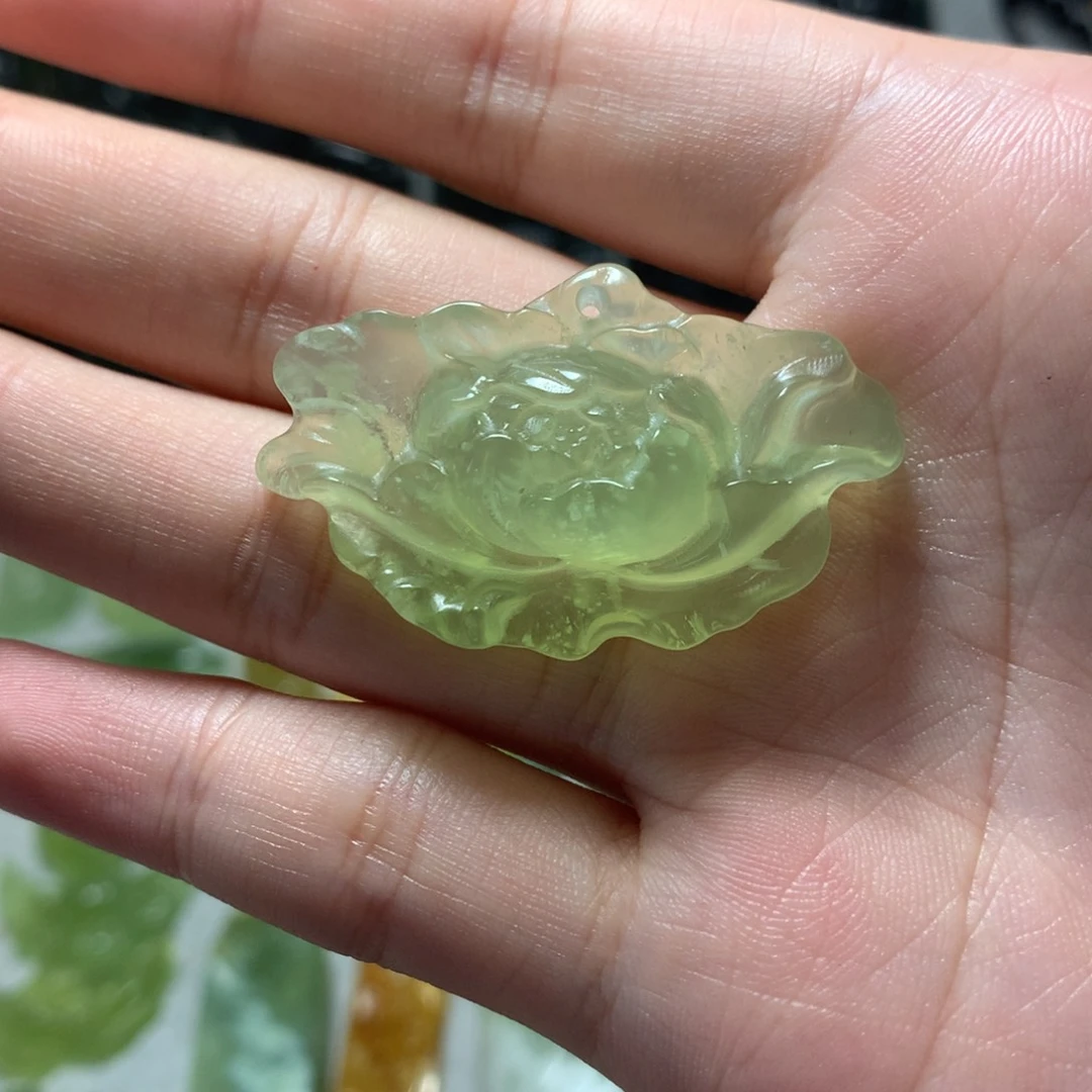 岫玉未镶嵌颈饰牡丹